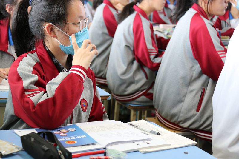 法在身边与我同行灵石检察院检察长深入灵石一中开展法治主题班会